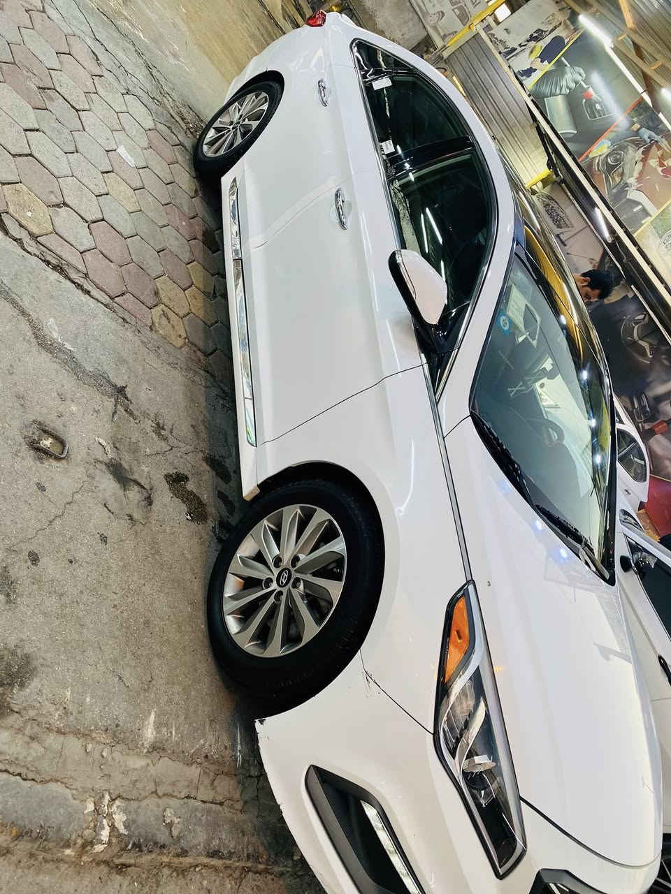 السلام عليكم
اللَّهُمَّ صَلِّ عَلَى مُحَمَّدٍ وَعَلَى آلِ مُحَمَّدٍ

للبيع ……
سوناتا 17 فول الفول اعلا فئه بلسوناتا Sport Tech (لمسه رياضية ' تكنولوجيا الرياضية ) 
*بنوراما 
*بصمه تشغيل وبصمات ابواب 
*شاشه كبيره تحكم لمس
*تحكم ستيرن + مثبت سرعه
*بيها سماعات دمام Dimension اعلا صوت 
*تدفئه كشنات مقاعد اماميه خلفيه تدفئه مقود 
*رادارات
*نقطه عمياء بالمري رادار
*أشارات بالمري
*بصمة ابواب
*ترحيب ولدات ابواب
*حساس خلفي
*جنطه فتح ذكي تلقائي عند الاقتراب
*تحكم كراسي
*تبريد تدفئه منفصل 
*حساسات 
*3 انظمه قيادة
*بگ لايت بقلاوه
*لد نهاري  
(مواصفات مفوله)
مكفوله كفاله عامه عدا الدعاميه هذا ضررها وعندي انضرب باب عكس السائق وبدلته بلادي والباب المضروب موجود.وتكحيل كد الاصبع بلبنيد غير هيج كفاله مواصفاتها 1/1  
حره باسمي تحويل ثاني يوم رقم أنبار
مكان الرمادي 
***********
