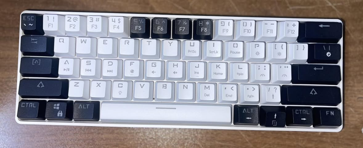 كيبورد ميكانيكي (Mechanical)، يعني:
• مناسب للـ 💻 كمبيوتر ولابتوب
 • يستخدم لـ:
 • 🎮 الألعاب (خصوصاً FPS مثل ببجي ووارزون)
 • 👨‍💻 الكتابة والبرمجة
 • 🧑‍💼 الاستخدام اليومي

📌 مميزاته:
 • أزرار ميكانيكية سريعة (أفضل من العادي)
 • RGB (إضاءة ملونة)
 • حجمه صغير 60% (61 زر) يوفر مساحة  ￼
 • مفيد للمكاتب الصغيرة والسفر


**إذا كنت صاحب هذا الإعلان وتريد حذفه لأي سبب، رجاءا أرسل رسالة إلى الدعم الفني**