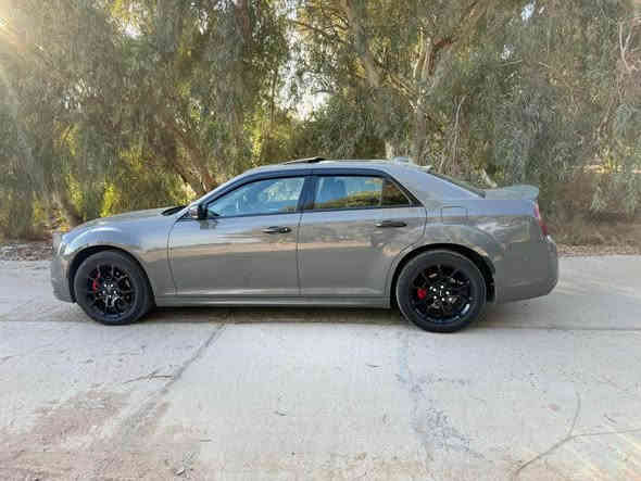 السلام عليكم 
اوباما كرايسلر موديل 2019 S
محرك v6 3.6
السياره ماشيه150 الف كم 
السيارت دفع رباعي 
لون اسمنتي 
سونار السياره موضح بالصوره 
سعر السياره 235 
مكان السياره بغداد 
وبيه مجال بسيط .
رقم موبايل ***********
رقم موبايل *********** Colombo
