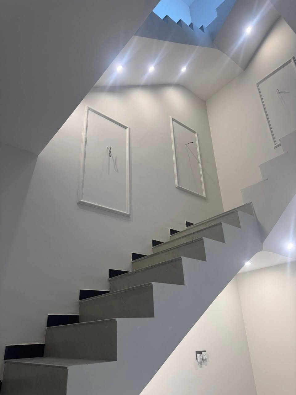 دار للبيع مساحه 100م واجهة 6 وربع نزال 16 طابقين يحتوي البيت على مطبخ استقبال هول غرفه صحيات الطابق الثاني غرفتين  نوم وصحيات بيت بناء جديد المكان البوعيثه  مجمع العدل الاول قرب جامع كامل عبود  للاستفسار ***********
