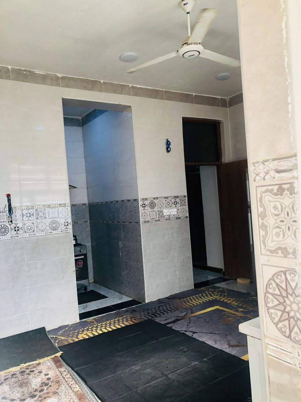 البيت البيع مساحته 200بناء طابقين حديث مابي اي نقص منطقه الخظراء مقابيل المعارض *********** متوازي علئ بيعته
