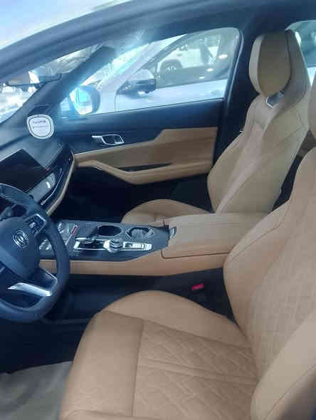 يونيكي" تشير عادة إلى طرازات Changan UNI-K أو Lynk & Co 01/001 (التي تختلف حسب السوق)، وكلاهما سيارات دفع رباعي مدمجة إلى متوسطة الحجم تركز على التصميم الجريء والتكنولوجيا المتقدمة. 
شانجان UNI-K 
تتميز شانجان UNI-K بتصميمها المستقبلي ومقصورتها الداخلية الفاخرة، وتوفر أداءً قوياً. 
المحرك والأداء:
تتوفر عادة بمحرك بنزين تيربو سعة 2.0 لتر 4 أسطوانات يولد قوة تصل إلى 229 حصاناً وعزم دوران 390 نيوتن متر، متصل بناقل حركة أوتوماتيكي من 8 سرعات.
يأتي بنظام دفع أمامي أو دفع رباعي (AWD) حسب الفئة.
التصميم والتكنولوجيا:
تصميم خارجي جريء بمصابيح LED رفيعة ومقابض أبواب مخفية.
مقصورة داخلية متطورة بشاشات ذكية كبيرة، بما في ذلك شاشة عدادات رقمية وشاشة ترفيه مركزية.
المميزات:
توفر مجموعة شاملة من أنظمة مساعدة السائق المتقدمة (ADAS)، مثل مثبت السرعة التكيفي والمساعدة في الحفاظ على المسار.
تصميم داخلي واسع ومريح مع مقاعد جلدية فاخرة وفتحة سقف بانورامية. 
لينك آند كو 01 
تُعرف Lynk & Co 01 بكونها سيارة دفع رباعي هجينة (PHEV) أو بمحرك بنزين تقليدي، مبنية على منصة مشتركة مع فولفو XC40. 
المحرك والأداء:
طراز الـ PHEV يجمع بين محرك بنزين توربو سعة 1.5 لتر ومحرك كهربائي، بقوة مجمعة تبلغ 276 حصاناً.
تتوفر أيضاً بمحرك بنزين 2.0 لتر بقوة حوالي 218 حصاناً.
ناقل حركة مزدوج القابض (DCT) بـ 7 أو 8 سرعات.
التصميم والتكنولوجيا:
تصميم عصري ومميز بمصابيح أمامية مقسمة.
تجهيزات تقنية عالية تشمل شاشة معلومات ترفيهية سريعة الاستجابة بقياس 15.4 بوصة وخدمة Wi-Fi مدمجة.
المميزات:
حصلت على تقييمات موثوقية ممتازة وتوفر ميزات أمان متقدمة.
نسخة الـ PHEV تتميز بمدى كهربائي يصل إلى 75 كم واستهلاك وقود مجمع منخفض للغاية. 

للاستفسار اتصال ع رقم المبيعات 
*********** 📞☎️
