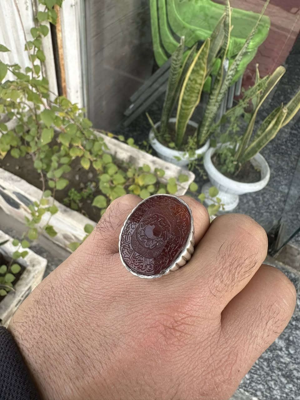 سلام عليكم عقيق يماني مترش3وزن الخاتم 30 غرام سانتيم صياغه البحرين مخطوط سوره الانشراح صياغه يدويه ثقيله جدا ً السعر وباقي التفاصيل خاص بغداد الشعله 
***********
