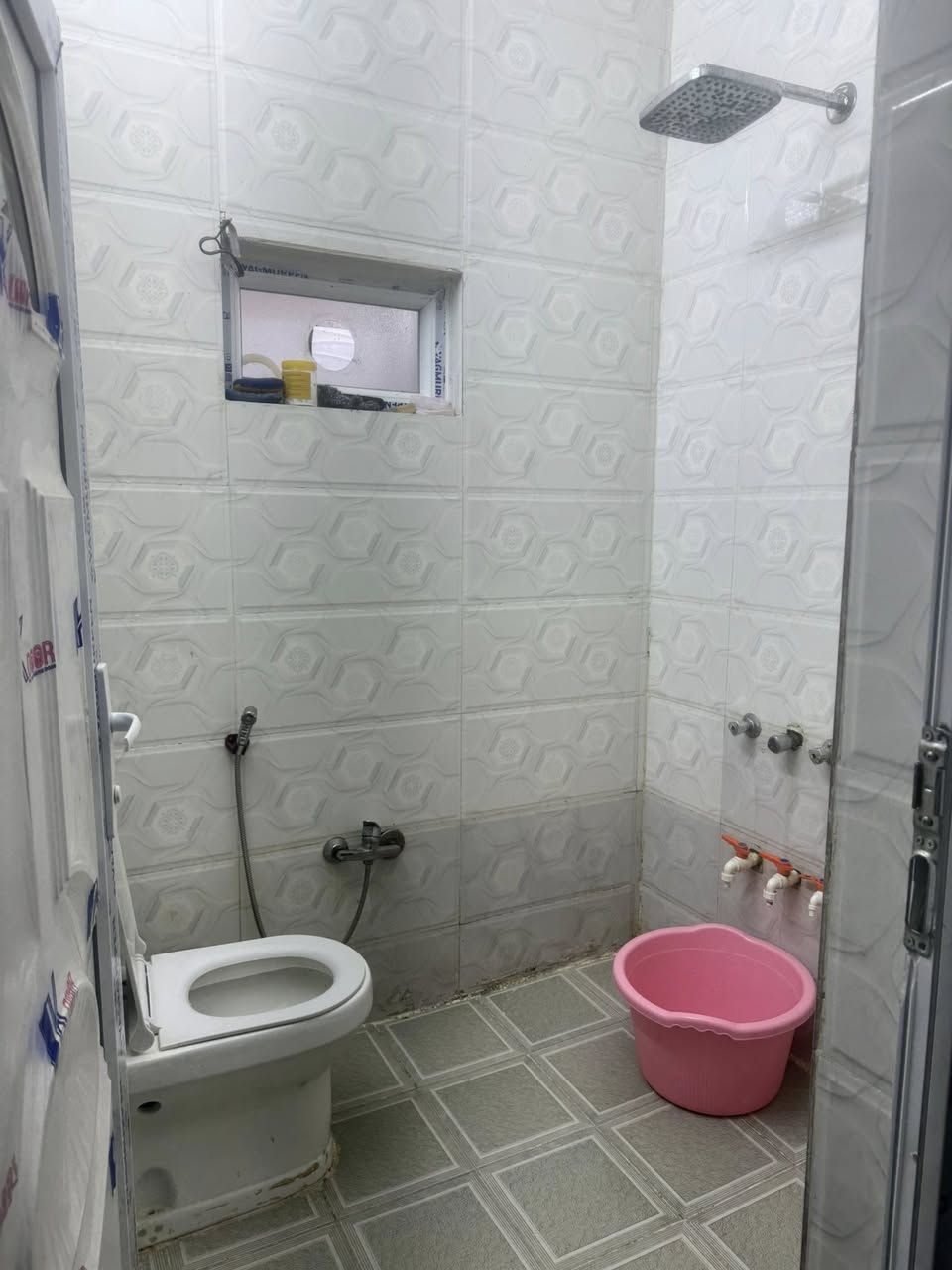 بيت للبيع  في  نهاية الشهداء شاخة 6 المساحة 75 متر بناء حديث طابق الاول هول مطبخ صحيات طابق الثاني غرفتين نوم وصحيات السعر 70 مليون التفاصيل الاتصال ***********
