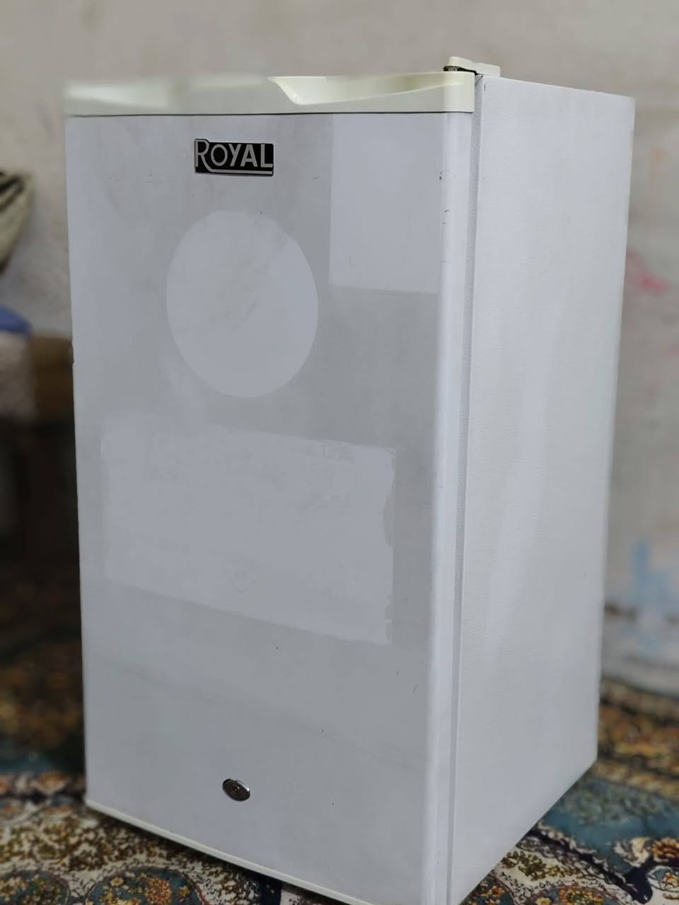 السلام عليكم ثلاجة صغيرة شغالة ونضيفة ب45 الف المكان الدولعي بشارع الغاز الرقم ***********
