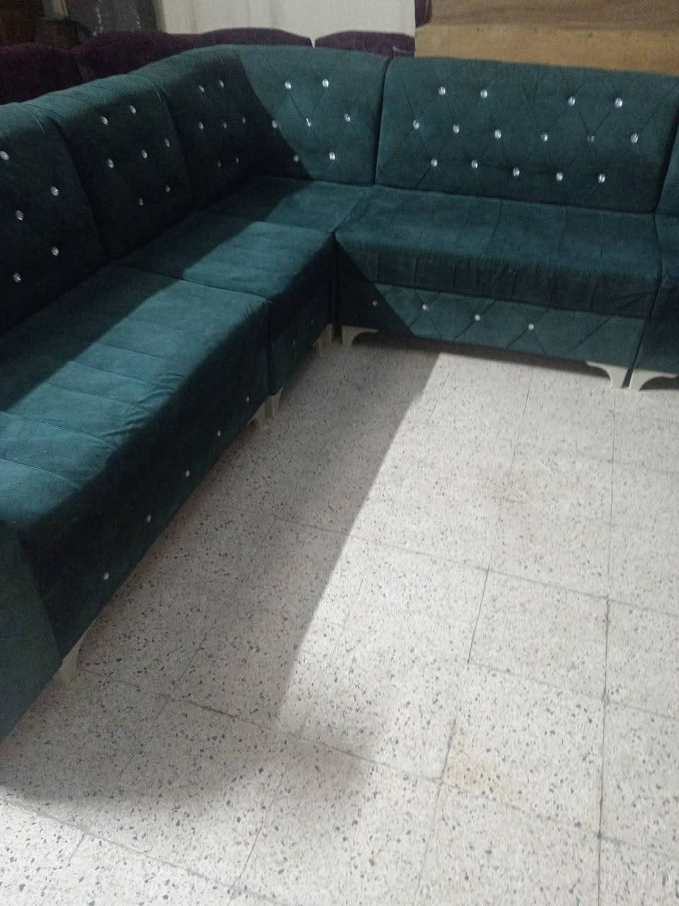 ديوان زيتوني حيل نضيف قياس 8 امتار  السعر 180-ديوان ماروني نضيف 7 امتار السعر 100- الشراي يتصل ***********-*********** وادي حجر
