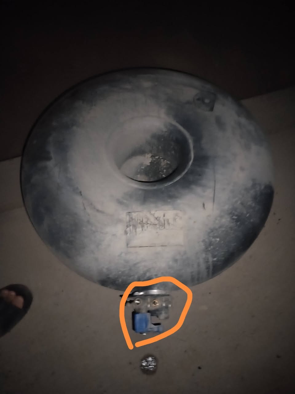 السلام عليكم للبيع خزان حلقي ابو٦٠ مع طوافة ينشد خارجي جوه السياره للسيارات العالية او البيك اب خزان مال ورشة حكومية سعره ١٣٠ الف الاتصال *********** متواجد واتساب
