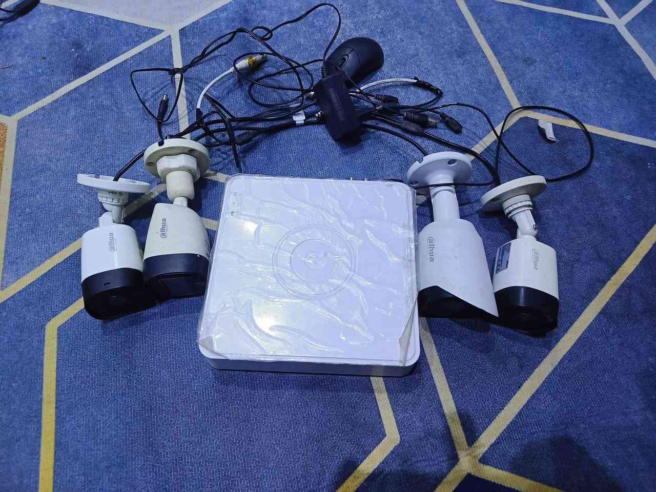 سلام عليكم 
للبيع سستم كامرات 
جهاز دهواى 4 جنل 
كامرات عدد 4 دهواى 
هارد 1000T تيرة 
محولة او موس 
سعر 100 الف للاستفسار 
***********
مكاني بغداد حي عامل 
يوجد توصيل جميع محافظات
