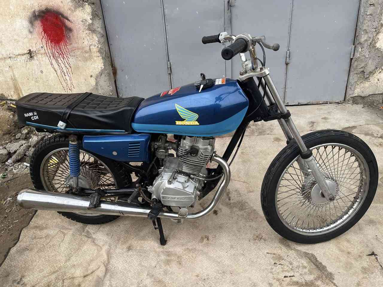 سلام ￼ عليكم ￼￼￼￼ دراجه لبيع دراجه حلوه 
يحتاجله بس دبلات كدام غراض كله جديدي 
سعر 325 وبيه مجال حاك جيه 
بصره 5ميل رقم لهاتف ***********￼
