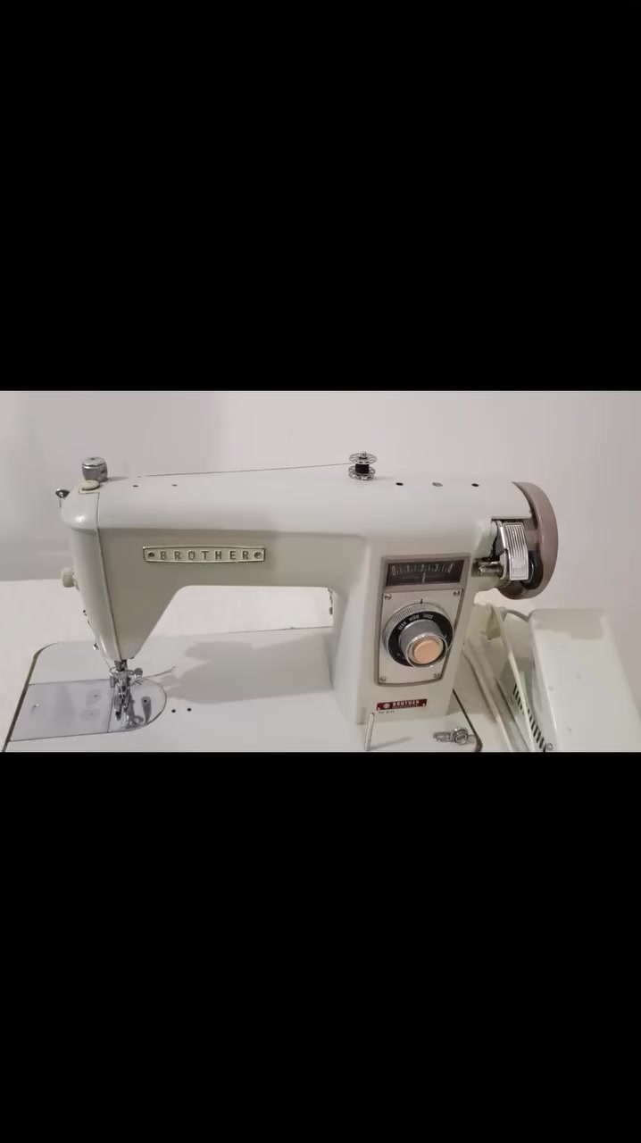 مكينة خياطة منزلية نوع برذر صناعة ياباني نظيفة جدا استعمال قليل مكينتها نظيفة خياطة ناعمه وياها ميز مالتها بعده جديد تجي وياها ملحقاتها سيت ابر مكينة ودهن ومكوك وبكرات خياطة ومفك براغي خاص بيها دواستها بلاديه كل غراضها تجي وياها للتواصل خاص او على الرقم ***********
