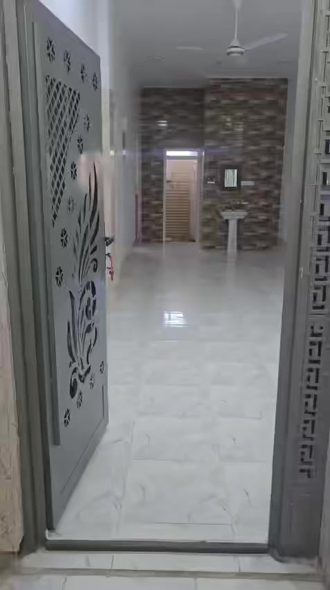 سلام عليكم من رخصه الادمن توجد شقه للايجار التفاصيل واضحه بالفيديو +محل قرب شارع الحلاقين للاستفسار اتصال على الرقم (***********)
