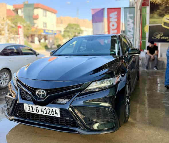 تۆیۆتا کامری 
مۆدێل 2023 SE ئەمریکی
٥٠ مایڵ ڕۆشتووە 
ڕادار و تعدیل سرعة
سەیارەکە هەیکەل و هەموو شتێکی زۆر جوانە و عەزیەت نەدراوە
بۆنیت و چەمەلاغی پێشەوەی بۆیاغە و تەنیا پەڕەشووتی سوکانی تەقیوە
هیچ دەستێکی نەکردووە و هەر لای خۆمبووە و سەنەوی تازەیە و بە ناوی خۆمەوەیە 
پارەی ژینگەو ڕێگاوبانو هەموو شتێکی  تاوەکو کۆتای ٢٠٣٠  دراوە.
مەسج بکە یان تێل بۆ *********** رانية
