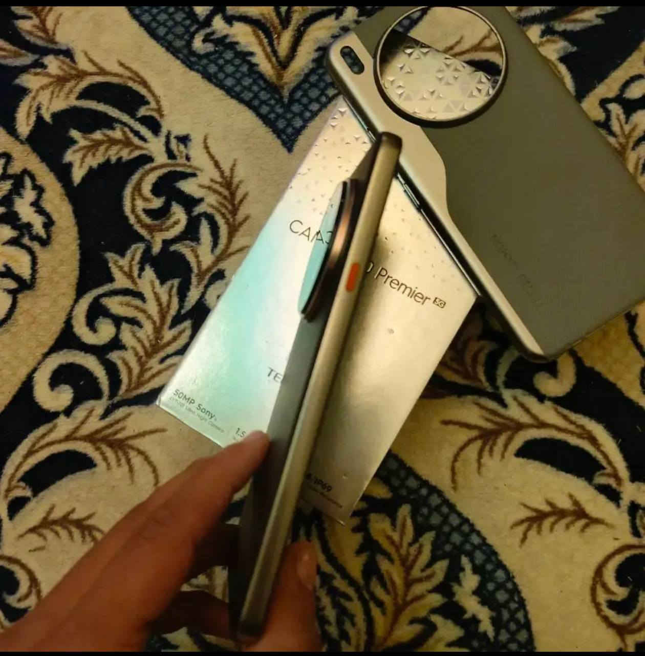 تكنو كامون 40 بريمير 5G
ذاكره 256 رام 12 
جهاز اخو الجديد كامل ملحقاته وزم كاميرا 100X 
سعر 400 رقمي ***********
