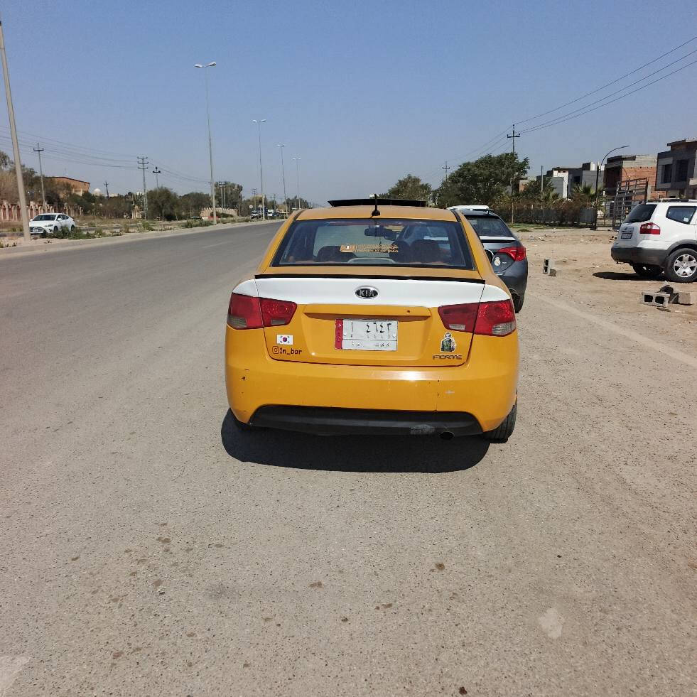 فورتي موديل ١٠ كير عادي 
مكينه ٢٠٠٠ جديده كير جديد 
صدر امامي وخلفي جديد 
كهربائيات كلها شغاله 
تبريد نقص غاز 
عليها غرامه وهئية ٥٠٠ الف نازل من سعرها 
رقم كركوك تحويل وكاله سنويه نافذه 
ضربتها جاملغ وبنيد جهة السايق 
السعر المطلوب ٦٨ وبيها مجال 
ترهم مراوس بصفره
مكان السياره ديالئ الخالص 
***********
*********** بغداد, العراق
