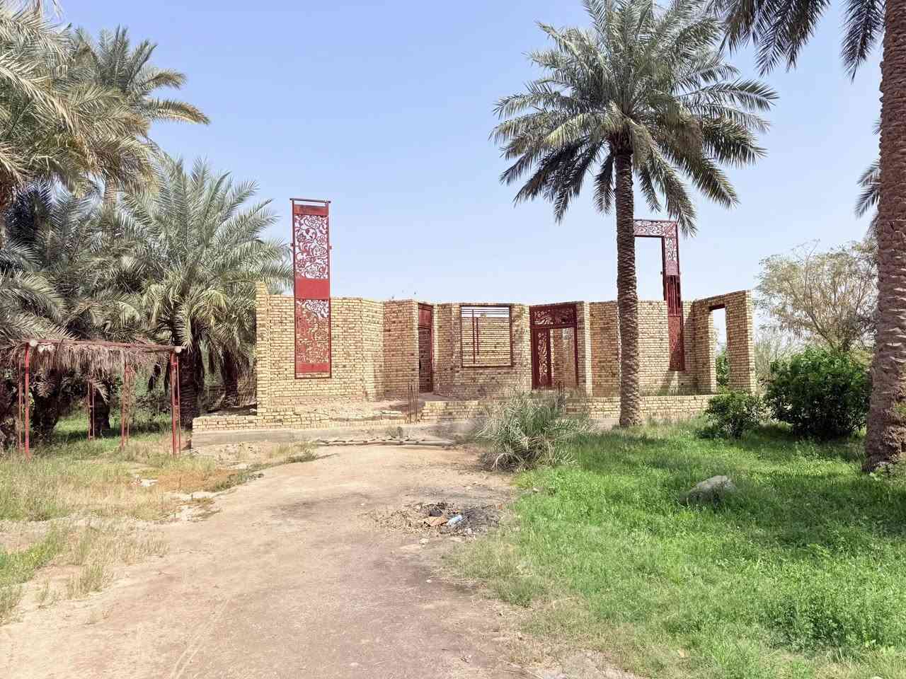 #للبيع 

مزرعة مساحة 4000 متر ، زراعي 
تحتوي على بيت طابقين هيكل 

موقعها : طريق ديوانية - سنية على جهة الزوار 
١٤٠ متر عن الشارع العام ، التبليط واصل لبابها مسيجه بطابوك و دنك صب 

الاتصال على الرقم ***********
