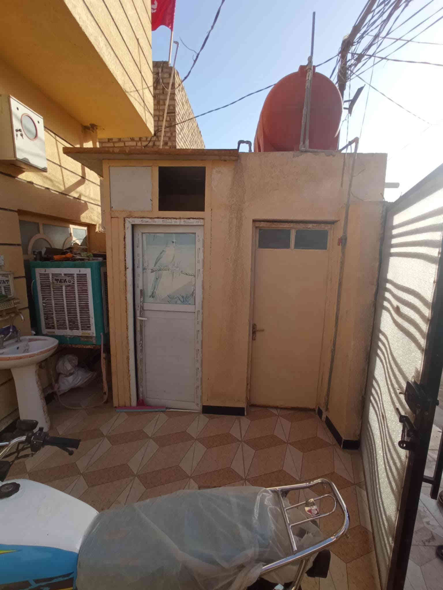 اللهم صل على محمد وال محمد 
دار للبيع المساحه 100م طابو زراعي سند 25 تحويل مباشر 

                                   طابق واحد 
غرفه وكلدور وستقبال ومطبخ ومجمع صحيات داخل وخارج وبيتونه 

عنوان حله شارع 100قرب جسر المشات 

منطقه سكنيه خدمات بيت جديد ومرتب ولسعر جدا مناسب 

السعر   55  وممكن تفاوض للاستفسار اكثر اتصال ***********

                                      ملاحضه

عندك عقار اتريد اتبيعه او تأجره طابو صرف او طابو زراعي مراسلت الصفحه او اتصال ***********
