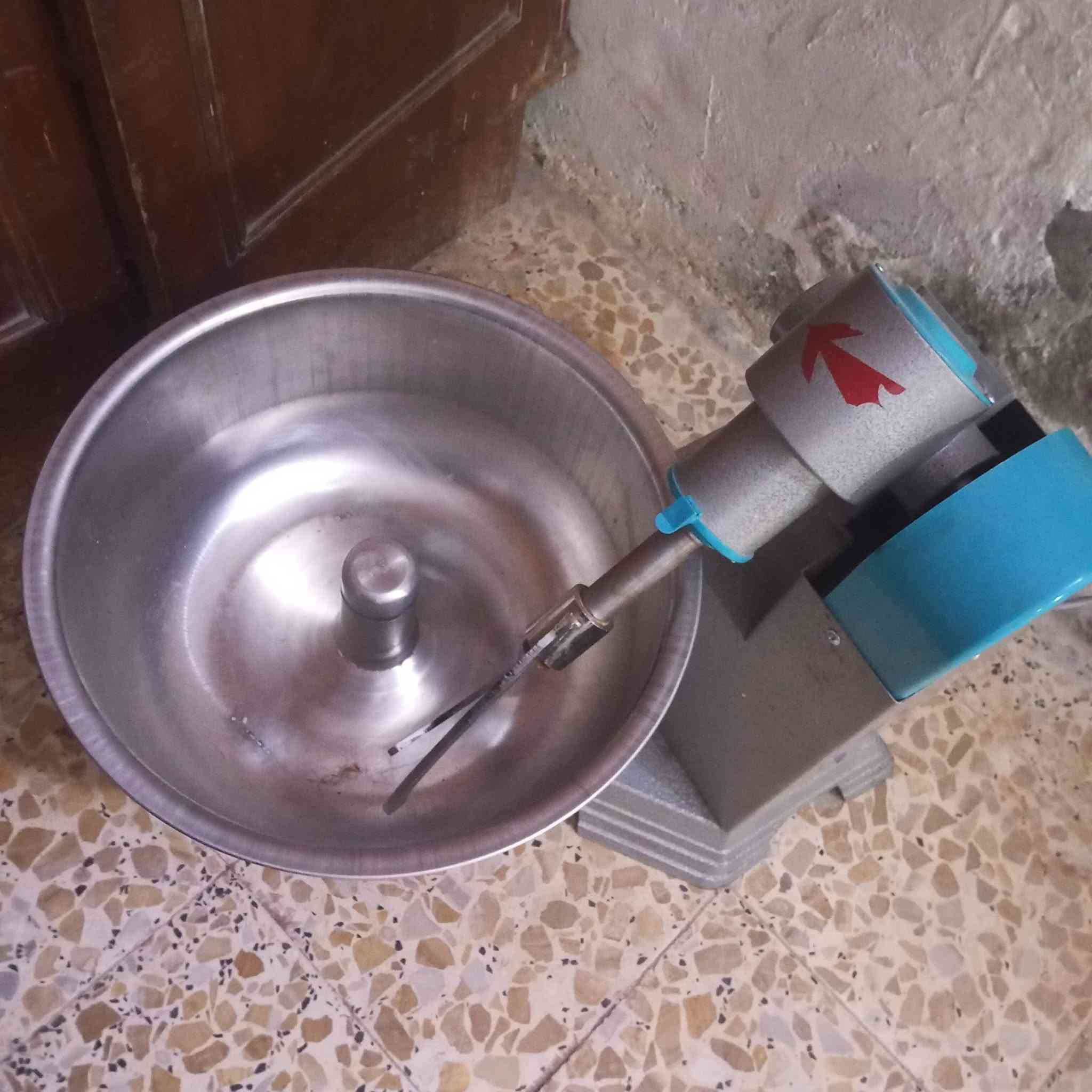 عجانه كهربائيه للبيع جديده مامستخدمه 8كيلو سعرهه مناسب اليريد يخابرني ***********
