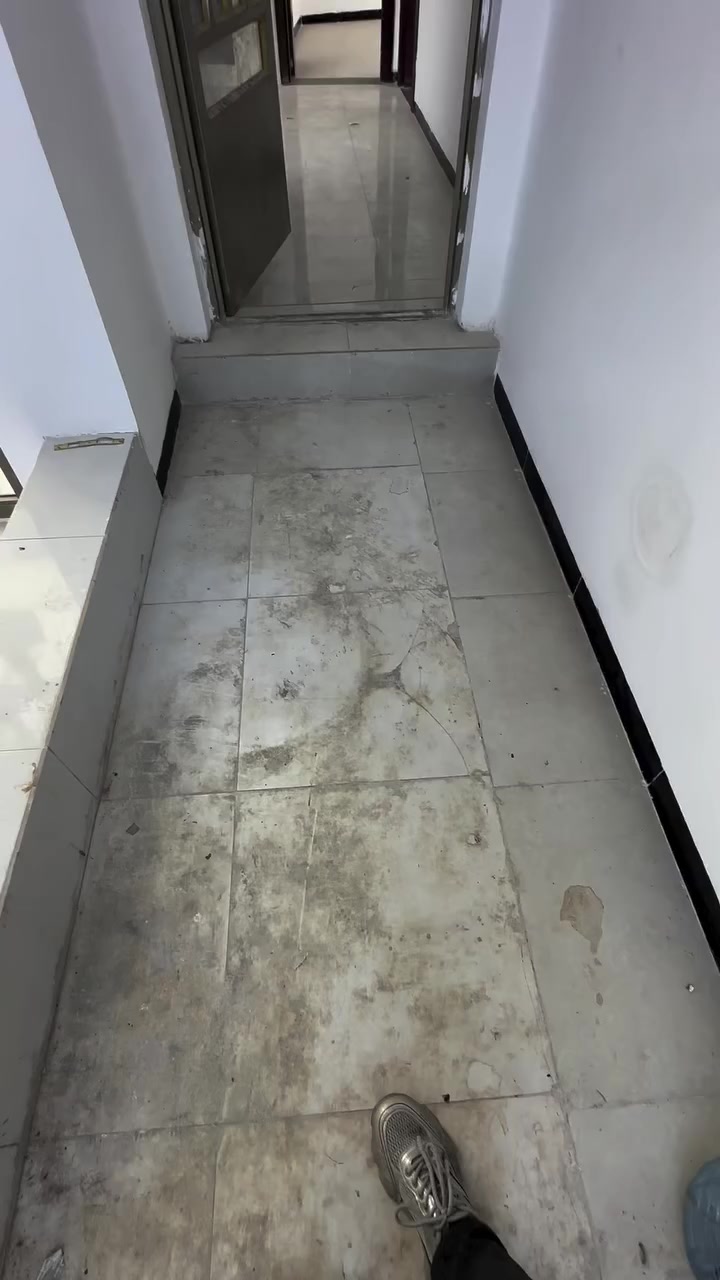 شقة طابق ثاني في الدورة مقابل كلية الفارابي 
تحتوي على مطبخ واستقبال و غرفة وخدمات للاستفسار ***********
