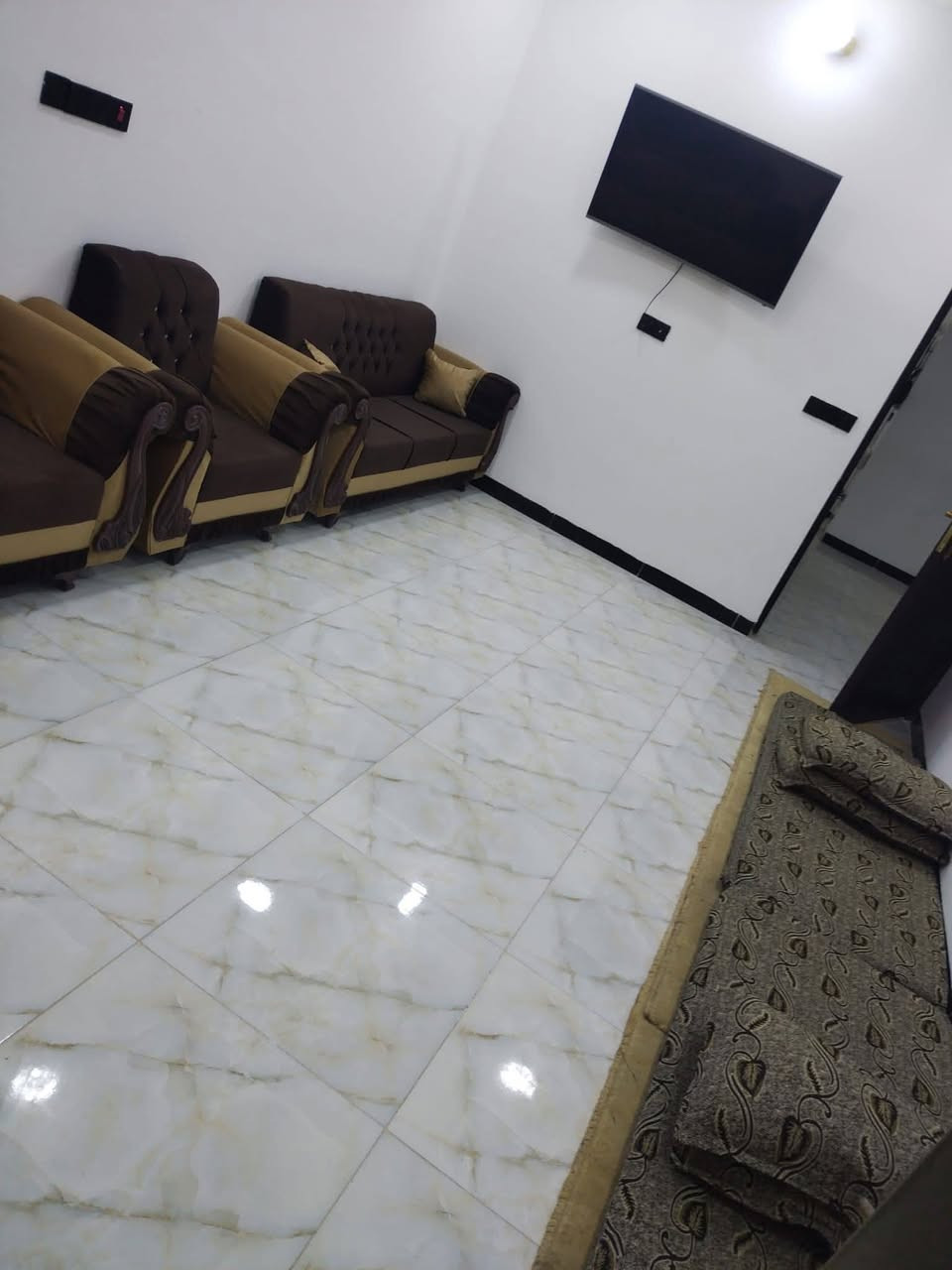 دار للبيع  نقد او اقساط او مراوس 
 مساحه 220 طابق ونص البيت مأجر ب ٤٥٠ الف حاليا
 الدوره هورجب قرب المدارس والسوك كامل خدمات تبليط ومي وكهرباء
3غرف نوم كبار  + غرفه سويت💎
مطبخ كبير
صاله كبيره
استقبال ضيوف 7X3.5ونص✨
البيت كامل ارضيه وسيراميك واجهيه الاستفسار ***********💎
*********** او مراجعه المكتب
السعر 135💎
