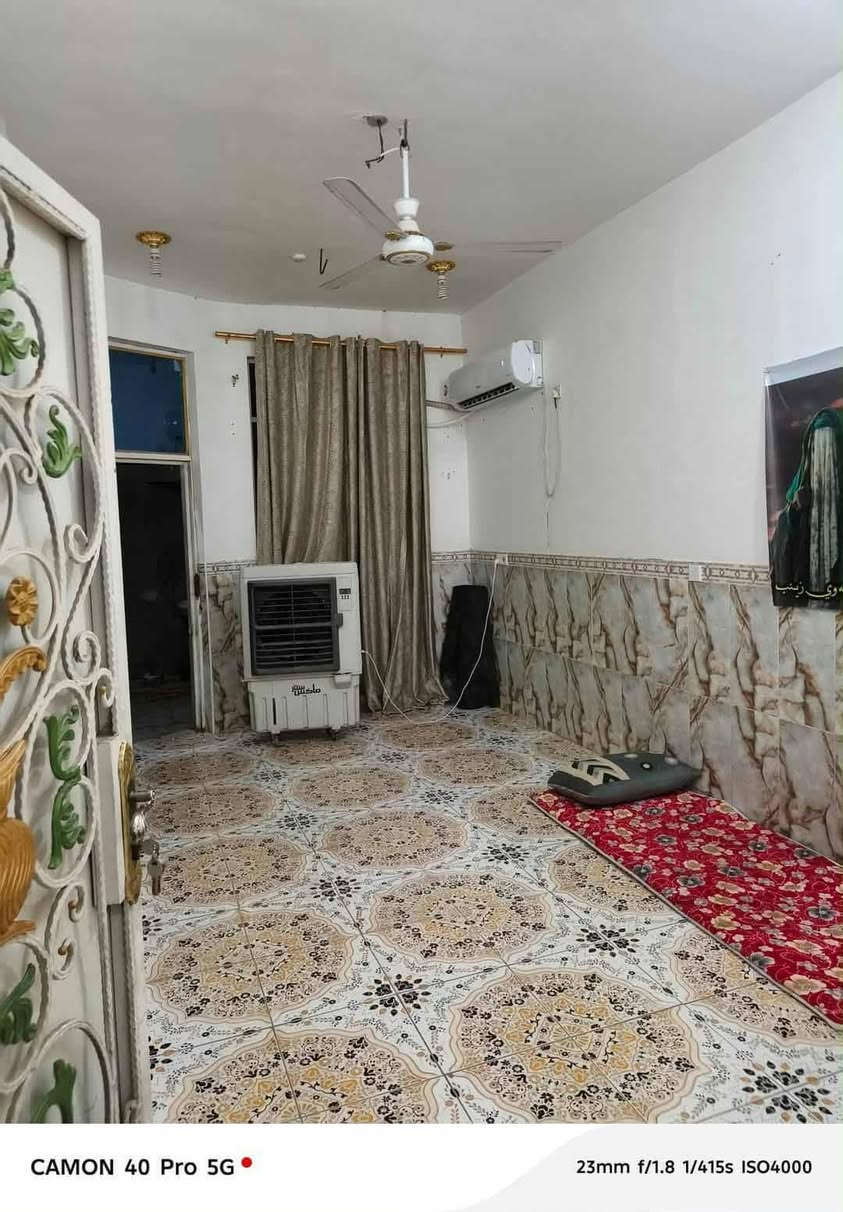 بيت للبيع، غرفه نوم، مطبخ، صالة، صحيات داخلية وخارجية، وطارمة. مع الطابق الثاني صالة كبيرة ومغاسل. المساحة 125 متر  الموقع: خلف الجانالطبيه. للتواصل: ***********.
