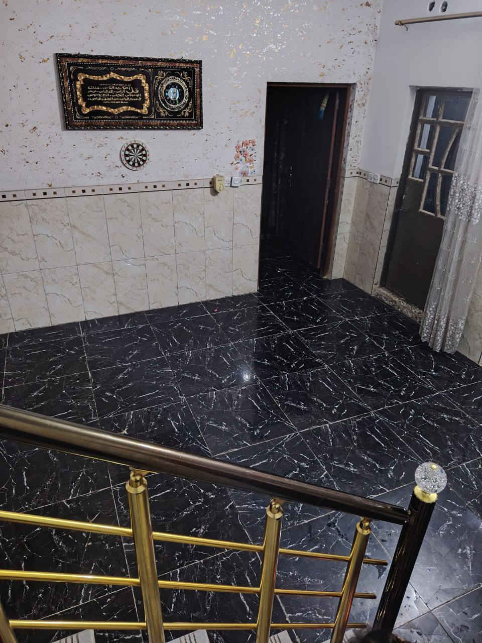 بيت للبيع طابقين مساحة 125زراعي سند 25 الطابق الارضي استقبال وغرفة نوم وحمام ومطبخ سيراميك حولي درج الطابق الثاني غرفتين وحمام أرضية البيت بورسلين مكان البيت أبو غريب منطقة الشهداء العويسات قرب مدرسة نبوخذ للاستفسار ***********موجود واتساب
