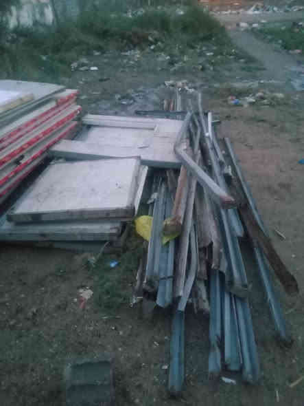 السلام عليكم من رخصه الادمن للبيع سندويج عدد ١٧ طول الوحده ٣ متر سعر المتر ٦ الاف جداري مع زوايه مع بوب وشبابيك BVC مكان المسيب صوب البوحمدان ***********
