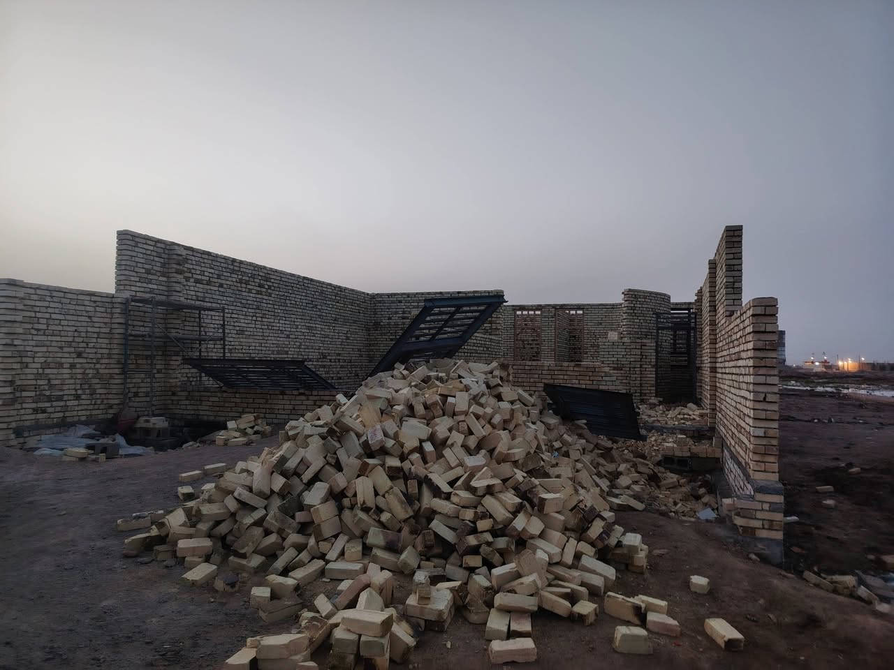 سلام عليكم بيت م200 بنهاوند الرابعه معامله كامله لتقيم تستلم البيت مفتاح للهيكل  ***********
