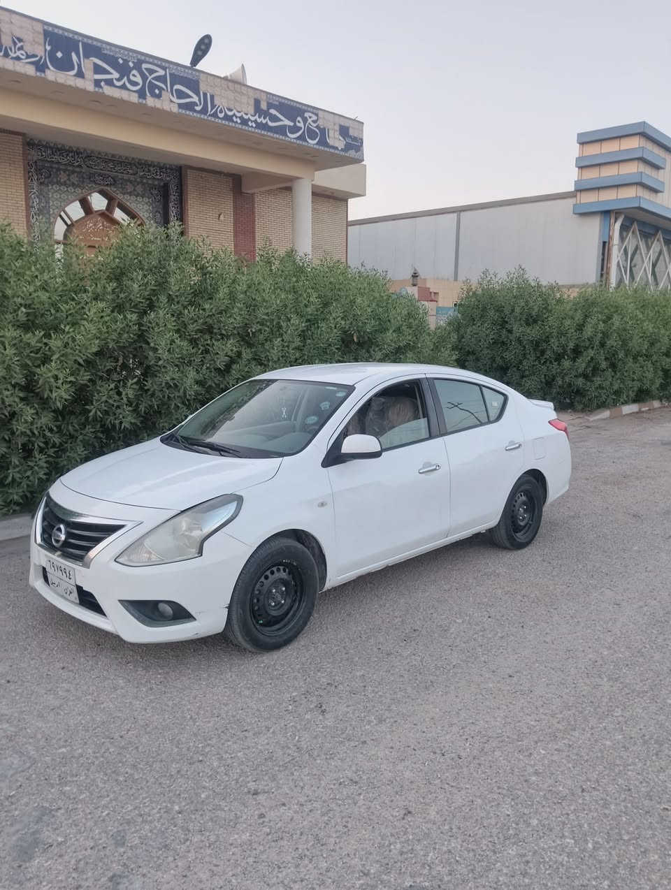 السلام عليكم نيسان سني هندي ام البليتة الزركة 
مديل 2022 
بيها بارد بباب السايق
وكرت بداير الجاملق الخلفي 
والباقي مكفول 
مكينة كير مكفولات تبريد ثلج 
وكالة وتحويل مضمونات 
مواصفات نيسان معروف 
سـعر 100 وبيها مجال 
مكان نجف 
رقم ***********
