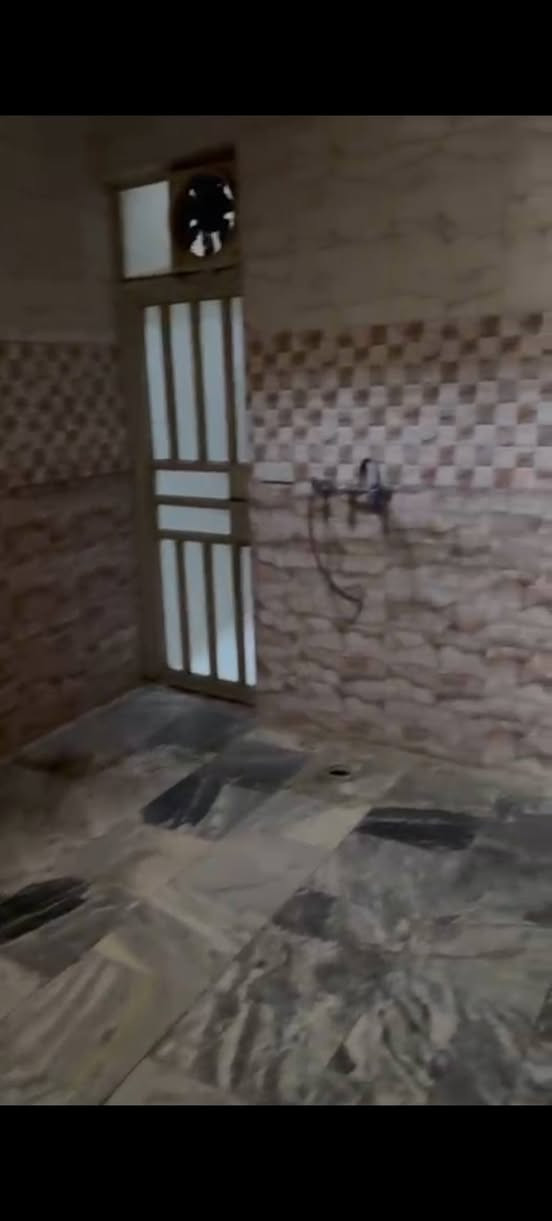 بيت للبيع طابو سكني مساحة 63متر واجهة 4متر مسلح حديث يحتوي  عل طرمة. وصالة وغرفة نوم ومطبخ وخدمات.  طابق اول غرفتين نوم وحمام غربي.    طابق اخير سطح . الموقع بغداد  سبع ابكار م 340 المربع الذهبي. خدمات فووول. الفووول  ومن الله التوفيق

للاستفسار : *********** بغداد, العراق

