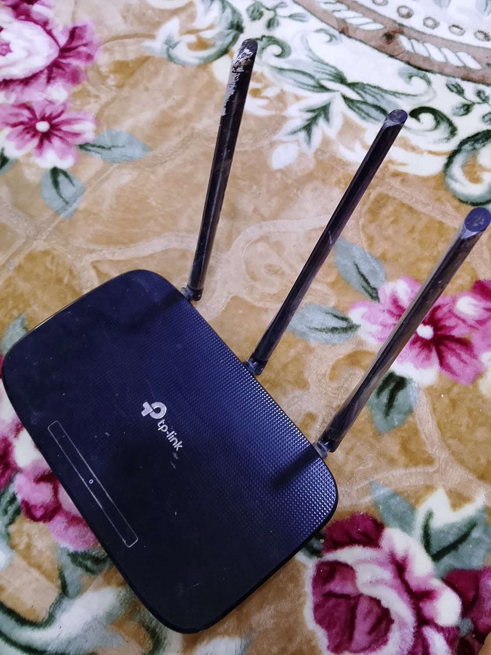 سلام عليكم
يوجد راوتر للبيع هوه وعاكستو وايرو وفيش مالتو 
واير مالو 30 متر كامل بس تنصب وتكنك
 السعر 130 الستفسار اكثر اتصل ***********
او تعال خاص
