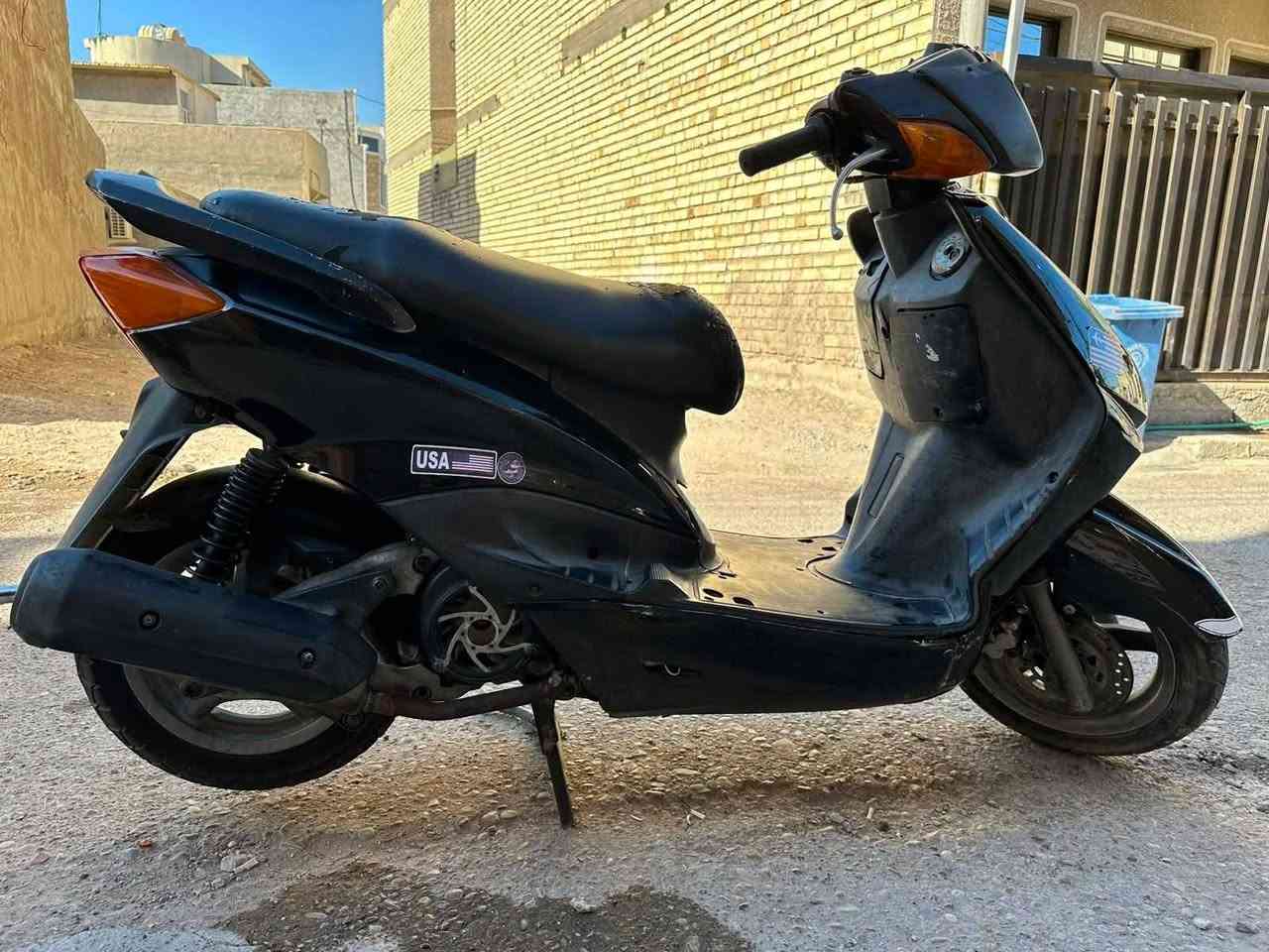 السلام عليكم
سكنس نثية سرعة 140 

نظيفة كلش 

محرك ناعم كلش 

تشتغل نگرة سلف 

كهربائياتها اوراقها كلها كاملة 

للبيع بـلااااش 450 وبيها مجال للشراي 

*********** رقم الهتف

نقص بيه كتف مال اشير يعني ما ترمش بس تشتغل

ولايت يحتاج تبديل عنواني بغداد
