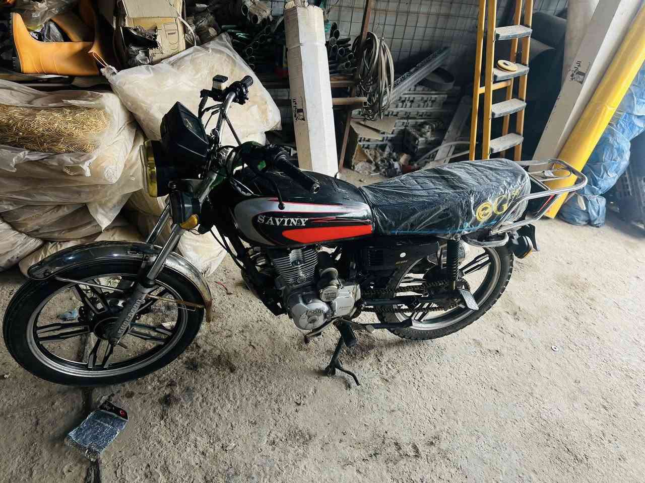 السلام عليكم دراجه سيفان 5كير دراجه نضيفه اوراق كامله كامله دراجه الله شاهد  محرك ممفتوح دراجه نضيفه سعر 400وبيه مجال وبيك خير وتدلل  رقم ***********العنوان بابل الحمزه الغربي
