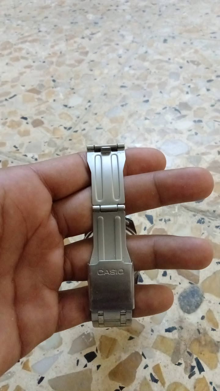 سلام عليكم
هذه ساعة من شركة Casio بتصميم كلاسيكي معدني، من موديلات MTP-1314D 

نوع الساعة: أنالوج (بعقارب)
السوار: ستانلس ستيل معدني
لون المينا: أسود

تعرض تاريخ اليوم 
مقاومة للماء 

الحركة: Quartz 
الأرقام الكبيرة: 12 و6 و9 لتسهيل قراءة الوقت
القفل: قفل معدني قابل للطي
الحجم التقريبي: بين 42–45 مم

تحتوي على زجاج معدني مقاوم للخدش الخفيف
دقة تقريبية ±20 ثانية بالشهر
عمر بطارية عدة سنوات 
للاستفسار تواصل خاص واتساب /***********
