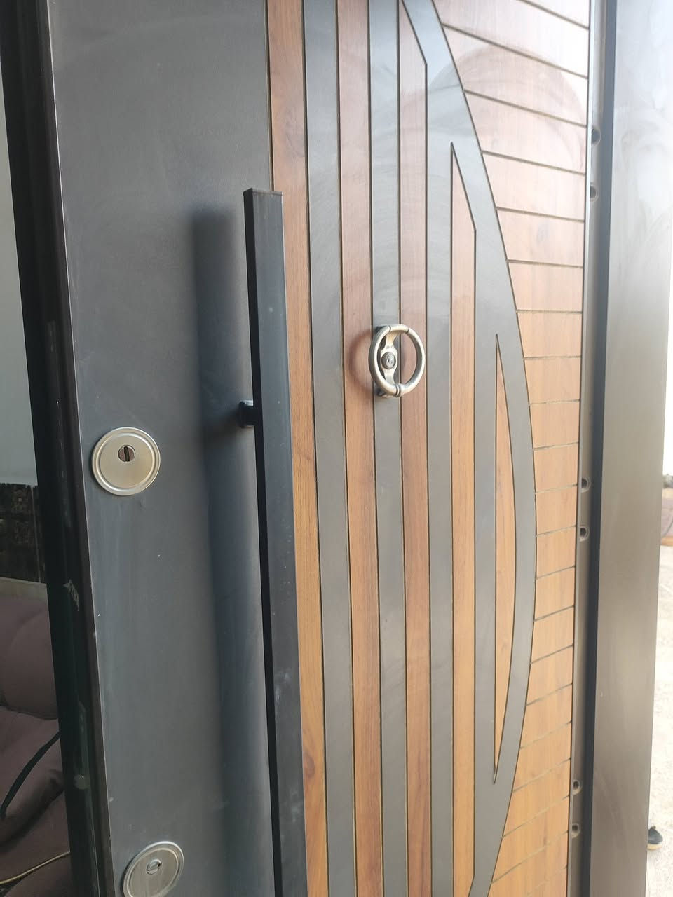 السلام عليكم بيت للبيع بالبكرلي نزلت الشيخ ابو جنان  طابو زراعي سند 25 مساحه 200 متر  اول فرع على اليمين من تدخل للشارع بناء حديث 2023 نهايتها البيت بناء درجه اولى طابقين خمس غرف نوم 
 ////////////******////////
الطابق الاول يحتوي على غرفتين واستقبال وكلدور كبير ومطبخ وصحيات وحمام غربي وشرقي ومناور ثنين وحديقه داخليه بين الغرفه والكلدور وصحيات خارجيه وكراج سياره 
البيبان كلها قاصه والشبيابيك حديد وpvc
////////****//////
الطابق الثاني يحتوي على ثلاث غرف نوم وكلدور وحمام وصحيات 
السطح الاول شتايكر مطبك والثاني ايضا مطبك شتايكر 
البيت شغل درجه اولى الكهربائيات كل اردني وسعودي والماء والمجاري الامل الشريف 
السعر 190 وبي مجال بسيط 

للاستفسار مرتجعة مكتب عقارات  حسين المعموري الكائن قبل جامع سلمان المحمدي 
غو الاتصال على الرقم *********** حسين المعموري
