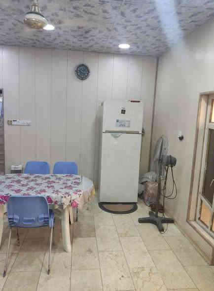 السلام عليكم 
بيت ركن المساحة (250م) قرب مدرسة الفيالق 
يحتوي على استقبال ومطبخ 
وصالة وثلاث غرف  
مع 3 صحيات في الطابق الاول
و 5 غرف في الطابق للثاني 
3 غرف سويت وحدهن  مع صحيات 
وغرفتين  سويت وحدهن  مع صحيات معزول
 السعر (340 مليون) بي مجال بسيط 
للاستفسار الاتصال على  الرقم 
***********
***********
