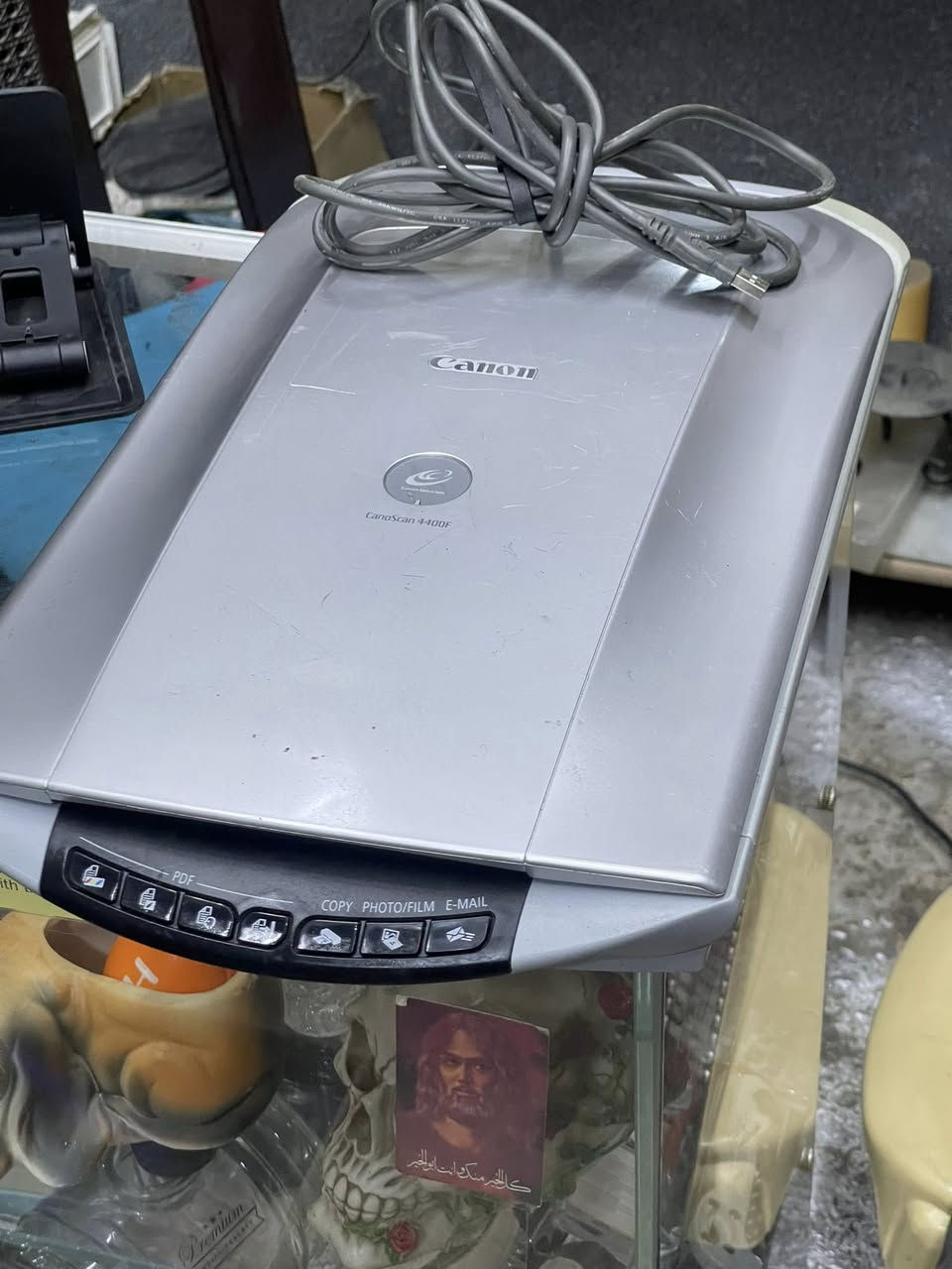 هذا ماسح ضوئي مسطح طراز Canon CanoScan 4400F.
دقة المسح الضوئي تصل إلى 4800 × 9600 نقطة في البوصة.
مزود بوحدة مدمجة لمسح الأفلام (FAU) مقاس 35 ملم.
يحتوي على 7 أزرار EZ لسهولة الاستخدام.
يتضمن تقنية QARE Level 3 لإزالة الغبار والخدوش من الصور.
يتميز بغطاء Z-lid متقدم يتيح مسح المستندات السميكة والكتب.***********
