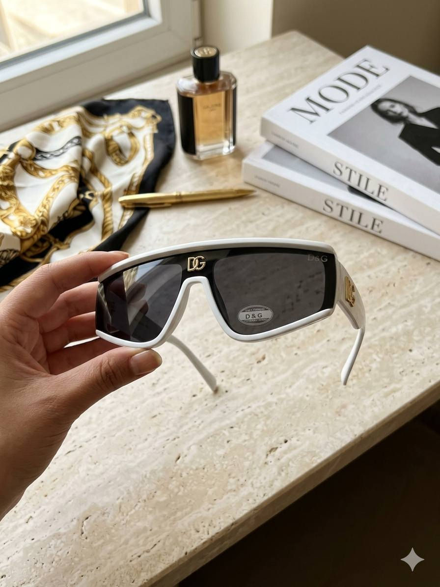 إطلالة فخمة تكتمل بالتفاصيل ✨
​تألقي بلمسة من الرقي الإيطالي مع نظارات Dolce & Gabbana الأصلية. تصميم يجمع بين العصرية والكلاسيكية بنقشة "التايجر" البنية المميزة، لتمنحكِ مظهراً واثقاً وجذاباً في كل وقت.
​لماذا ستحبينها؟
​تصميم أيقوني: إطار عريض ومميز مع شعار D&G الذهبي الفاخر.
​حماية وأناقة: عدسات متدرجة تحمي عينيكِ وتضفي لمسة من الغموض الجميل.
​جودة عالية: خامات متينة ومريحة للاستخدام اليومي. متوفر اللون الابيض والتايكر. 🎗️


**إذا كنت صاحب هذا الإعلان وتريد حذفه لأي سبب، رجاءا أرسل رسالة إلى الدعم الفني**