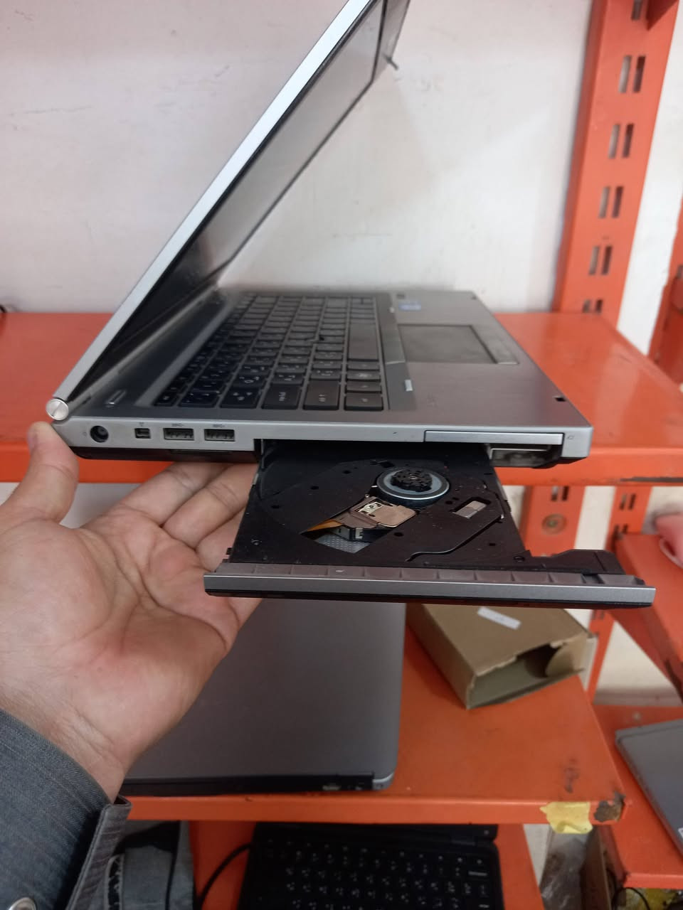 لابتوب hp
المعالج كور اي 5 الجيل الثاني 
فئة المعالج m
الهارد 300   كيكا 
الرام 4  
حجم الشاشة 14 
الملحقات شاحنة اصلية مع جنطة 
السعر 85
***********
***********

يتوفر توصيل
