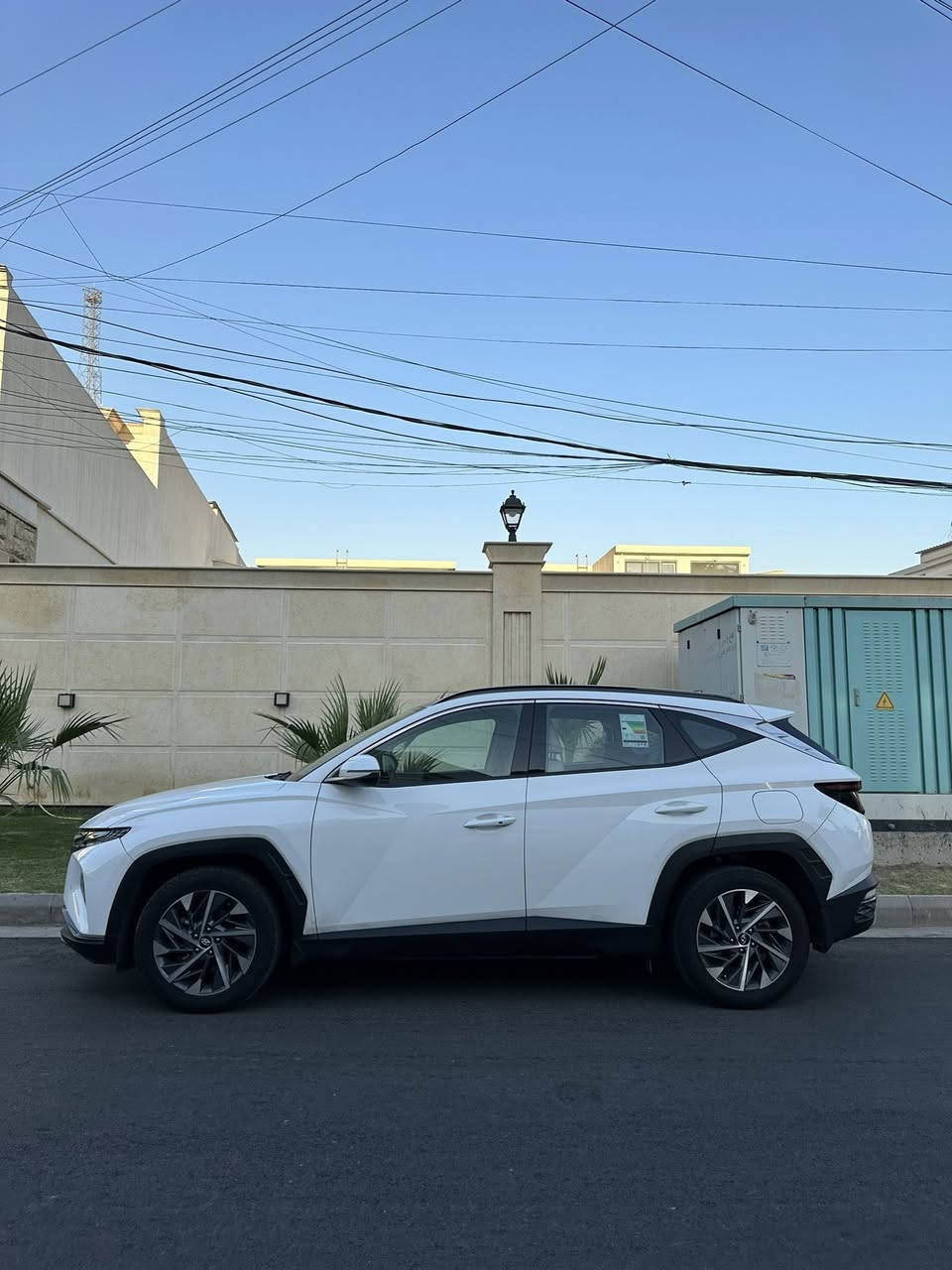 👑 هيونداي توسان (Hyundai Tucson) موديل 2023 👑
المواصفات: خليجية - فول مواصفات 1/1 (أعلى فئة بالشركة)
لأصحاب الذوق الرفيع والباحثين عن النظافة والفخامة، متوفرة الآن هيونداي توسان بمواصفات ملكية كاملة وجاهزة للاستخدام:
✨ أبرز المواصفات والمميزات:
 المحرك: اقتصادية وقوية، جاهزة لأي سفرة.
 السقف: بانوراما بالكامل (فتحة سقف ملكية).
 التشغيل والتحكم: تشغيل عن بعد، بصمة أبواب، وبصمة تشغيل.
 الشاشات والعدادات: شاشة كبيرة أصلية تدعم خرائط وأنظمة الترفيه + شاشة عدادات رقمية (ديجيتال) متطورة.
 الحساسات والكاميرات: كاميرا دوارة عالية الدقة + نظام حساسات متكامل (أمامي وخلفي) للمساعدة على الركن.
 المقاعد: جلد فاخر (تحكم كهربائي بالكامل) مع ميزة التدفئة والتبريد.
 الإنارة: لايتات LED أمامية وخلفية زنون أصلية مع ترحيب ذكي عند الاقتراب.
 الصندوق الخلفي: صندوق ذكي يفتح ويغلق كهربائياً.
 وسائل الأمان: نظام فرامل ABS، نظام مانع الانزلاق، رادارات ونظام المساعدة على القيادة.
 الجمالية: رينغات ألمنيوم حجم كبير أصلية، تحكم ستيرن كامل، صاج داخلي مميز، وسبايدر خلفي.
📌 حالة السيارة والتفاصيل:
 الرقم: رقم مميز (جاهزة للتحويل والوكالة فوراً).
 السعر المطلـوب: 215 ورقة (بيها مجال طيب وحك الجية للشراي الجناي).
📞 للاستفسار والتواصل مباشرة مع صاحب السيارة:
📱 ***********
مكان التواجد: بغداد.
(السيارة للمحبين والنظافة تحكم، الشراي يتصل وما نقصر وياه بالمعقول)
