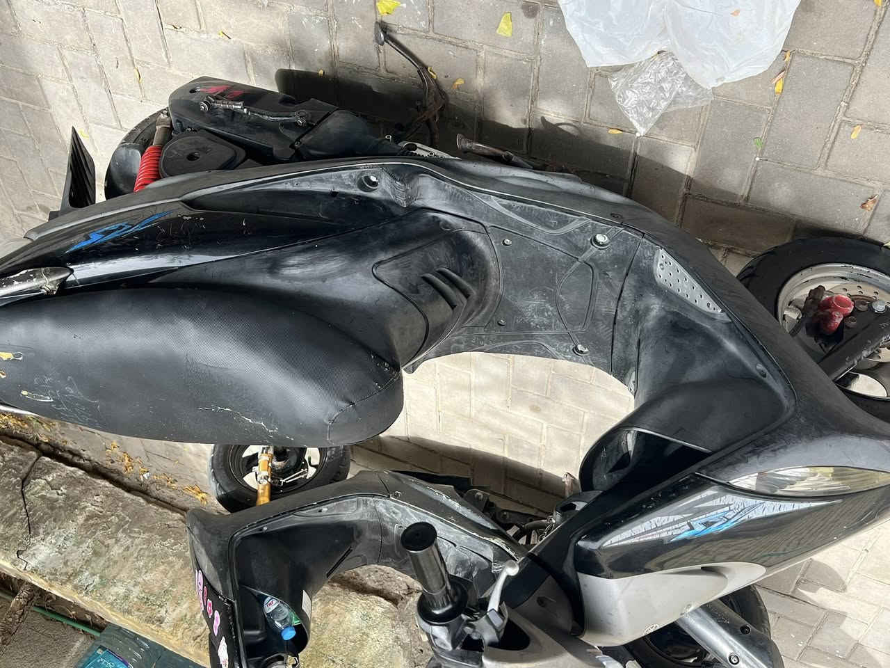 السلام عليكم دراجه ماكس عدله للبيع شلعه ومعدل بيها كلجات wf سمائي ماعدا البنكه مال الامامي الدراجه فول ملاح نقصها سلف وباتري مكانها شارع مستشفى النفط قرب جابر بن حيان 650 وبيها مجال للشراي ***********
