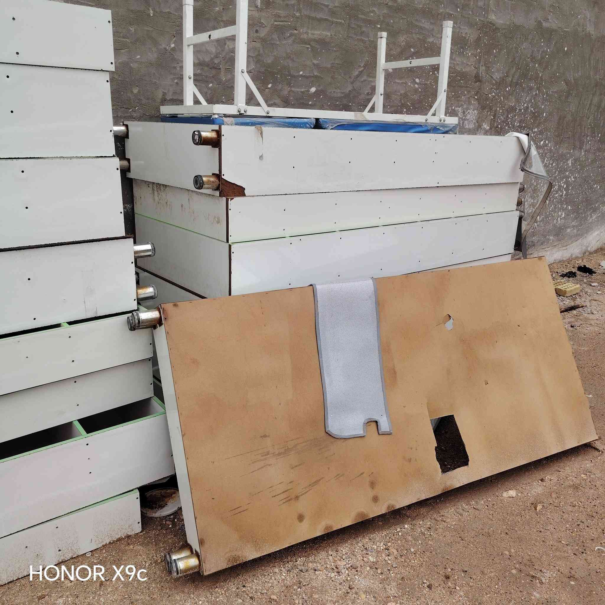 السلام عليكم عندي فاترينات مال صيدليه كاملات نضيفات ليريدهن يتصل ***********
