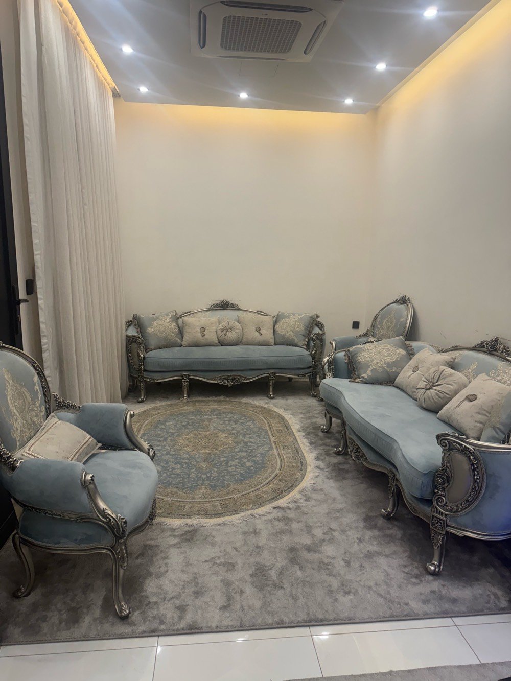 السلام عليكم

الدار للبيع



المساحة 10*10 = 100 م



البيت ضمن طابو زيونه مزرعه حمدي



يحتوي على 5 غرف نوم و3حمام واستقبال وصالة ومطبخ



حديقة خارجية



شلال داخلي



سنة البناء 2024مودرن



مجهز بتكيفات سقفيه مع كاونتر  اسباني



البلديات - حي التجار مقابل الامن العامة



قرب الشارع العامة



الاستفسار اكثر الاتصال او ارسال رسالة على الواتساب



***********



***********