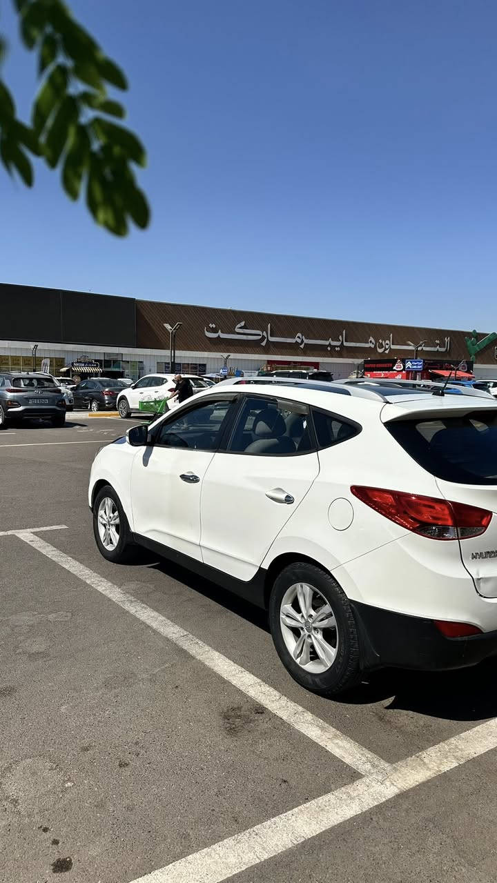 السلام عليكم .. توسان خليجية للبيع 2012 ، 
مكينة 2400 السيارة بحالة جيدة وفول مواصفات سقف فتحتين بانوراما وشاشة كبيرة وكامرة خلفية اشاير بالمري، بيها صبغ بنيد ونص باب السايق وطخات خفيفة والسعر محسوب على هذا الاساس
السيارة ماشية 223 الف المكينة والكير بحالة جيدة جدًا دهن كله من الحسام وبانزين محسن 
سعرها 125 ورقة والسعر قابل للتفاوض 
عنواني بغداد الأعظمية المقبرة الملكية 
للتواصل ***********
