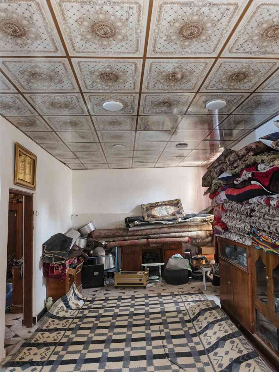 بيت 200مترفي حي الوفاء منطقه 41بيت بناء شيلمان نظيف جدا تاريخ البناء 2005 البيت على ساحه ومعاه حديقه مع البيت 300متر مقابل البيت مسيجه  البيت يبعد عن شارع هنديه وفاء١٥٠متر  يحتوي على اربع غرف مع استقبال ٨متر يحتوي على مسقف كاسبان  البيت يحتوي على ثلاث حمامات البناء الطابق الثاني جديد غرفتين وصاله ٨متر سعر البيت 250الف وبيه مجال للشراي فقط لاتصال على الرقم ليس متواجد على الفيس والمازنجر ***********حيدر الكعبي
 لحد يكسر بحلال مسلم
