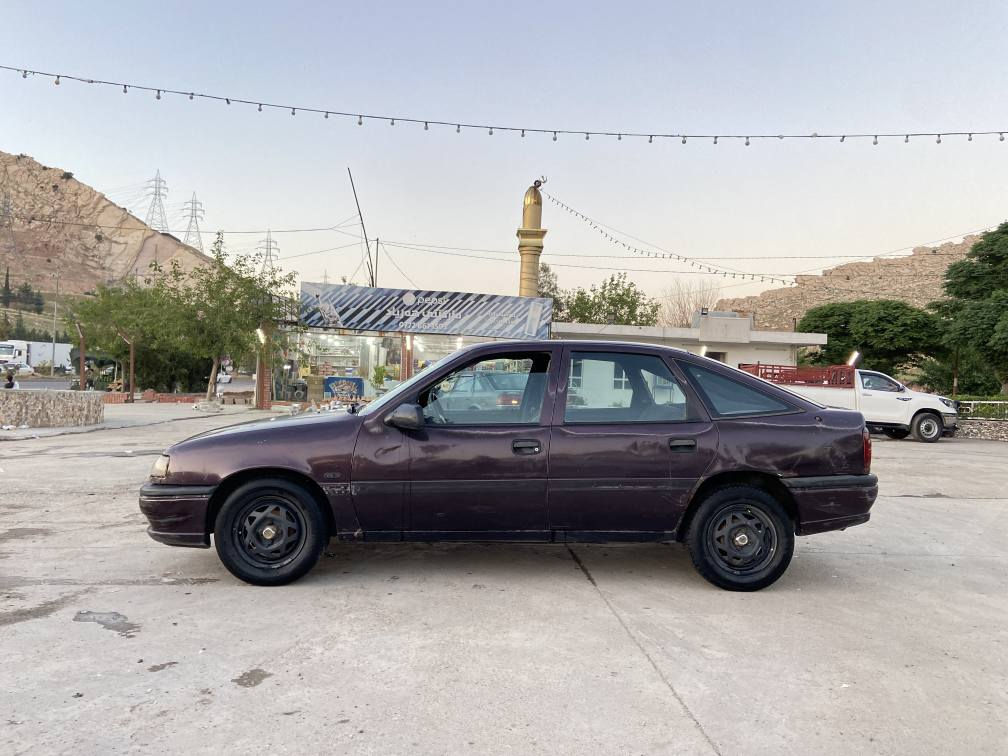 سەرەتا بەناوی خوای گەورە
ئۆپڵ ڤیکترا تەنها 12 گەڵا 
مۆدێل1992  مەکینە 16 گێڕ عادی گێڕوو مەکینەی بێ عەیب
کۆدی مرووری لەگەڵە کەفیلی ماڵی مەدەنوو هەمووی بەشەرت 
کارەبای کامل مەزبووتە چوار ویلوو تایەی لۆکی لەژێرایە دەشپوولوو بەرە دەرگای لۆکە زۆر جایزە بانزین کەمە خوات
 
ژ.م*********** وەسئابوو ڤایبەریشی لەسەرە السليمانية, العراق
