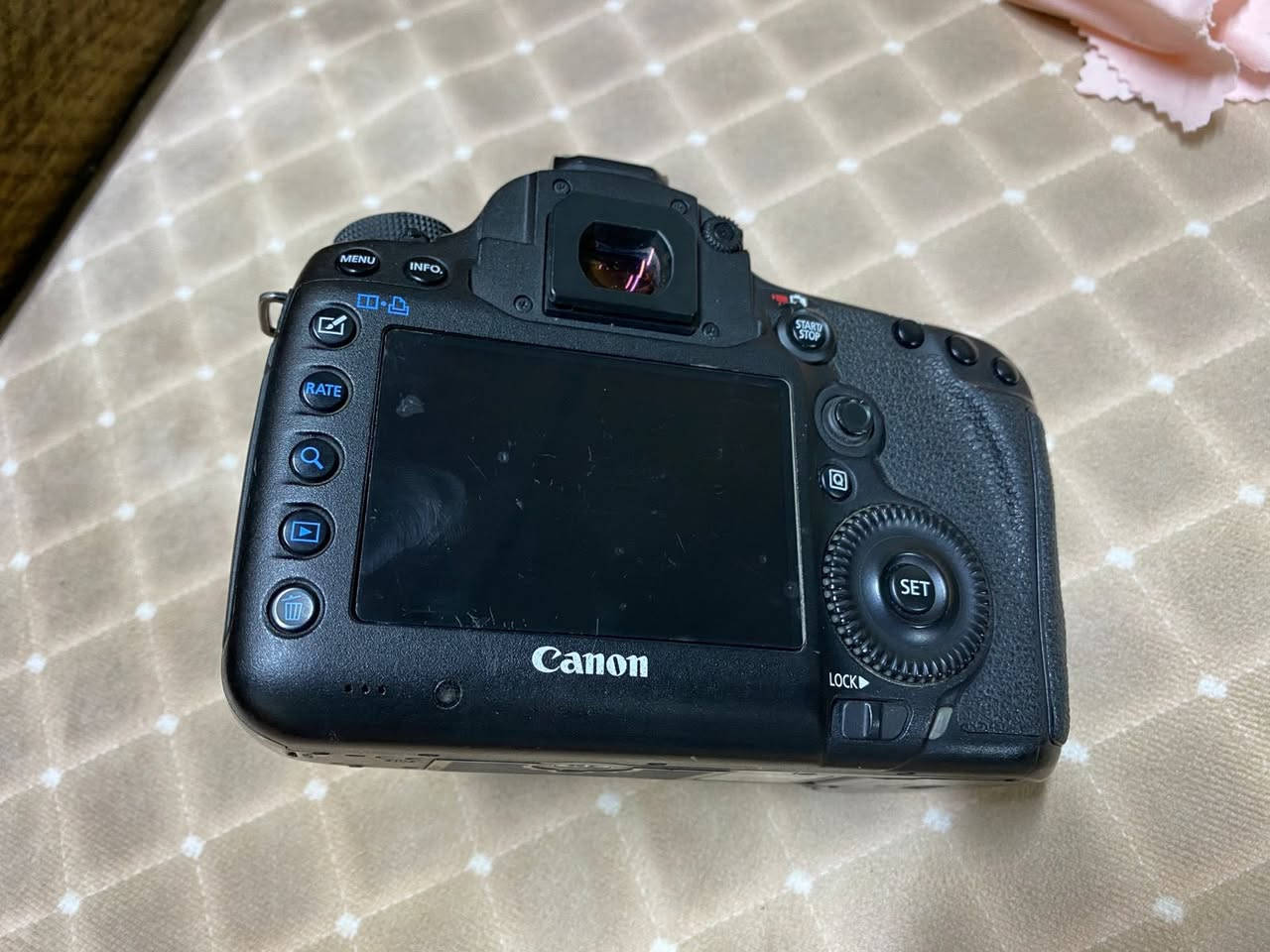 السلام عليكم 
كامرة كانون 5Diii
مع عدسة 50
وبطاريات عدد 3
حزام كتف حياكة 
الكارتونة موجودة 
نظافة الكامرة مبينة بالصور 
مكاني بغداد شعلة 
سعرها 950 الف 
ملحوظة/جنطة مقسمة اكو بعد غراض هدية 
توصيل جميع المحافظات

للتواصل ‭٠٧٧٥ ٥٦٥ ٦٢١٢‬
