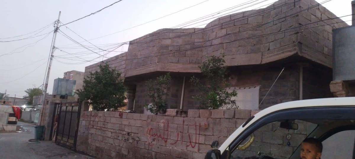 السلام عليكم بيت بالصقلاويه طابو زراعي نهاية شارع الحلاقين المساحه 225 طابقين بناء بلوك استقبال وهول وغرفتين ومطبخ وحمام والطابق الثاني غرفه وصاله وحمام الارضيه صبه ناعمه البيت ركن شارع 8متر السعر 65مليون للاستفسار الاتصال ***********وتساب
