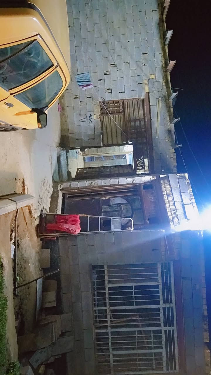 السلام عليكم ورحمة الله  رمضان كريم  
بيت طابو زراعي سند 25 مشمول بالتطويب  
خلف شقق الزيتون خدمات اناره ماء كهرباء تبليط 
رباط كونكريت مسلح ارتفاع فوك الرباط خمسه سوف طابوك صبه 10 سانتيم بناء بلوك العفلوكي  
المساحه 280 
غرف نوم عدد 2  (5×4) 
حمام 2×2 
صاله 5×7 
منور منتصف الغرف  
منور جانب الصاله  
مطبخ 5×4 نقص ارظيه ولبخ 
براني هيكل فقط  
حدايق 2 وكراج سياره  
نقص سياج خارجي وباب رئيسي وبيتونه  
السعر 43 وبي مجال قليل اي استفسار اتصل  
***********
