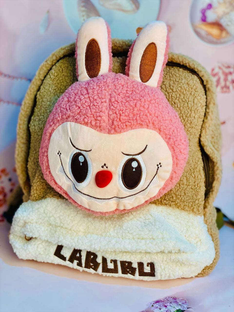 ✨ شنطة للكبار والصغار كيوت بتصميم مميز ومريح ✨🎒
ستايل لطيف وعملي يناسب الأطفال والبنات الكبار همين 💖
شنطة خفيفة وناعمة ومثالية للمدرسة، الجامعة أو الخروج اليومي 🐰✨

🧸 تصميم لابوبو الكيوت 👀💗
مستوحى من شخصية Labubu المحبوبة، بتفاصيل مرحة ووجه كيوت يخلي الشنطة ملفتة وشيك بنفس الوقت 😍🎀

🌈 الألوان المتوفرة:
• بني 🤎
• وردي 💗
• أزرق فاتح 💙

✔️ خامة مريحة وناعمة وجودة عالية
✔️ سحاب متين وسهل الاستخدام
✔️ تصميم جذاب يليق بكل الأعمار
✔️ شكل لابوبو يعطيها لمسة كيوت ومميزة 🧸✨

سواء لطفلتك أو إطلالتك إنتِ… خلي ستايلك كيوت ومختلف بكل مكان 😍

سعر القطعة ١٢ الاف
🚘يوجد خدمة توصيل لجميع محافظات العراق ٤ الاف🚘


**إذا كنت صاحب هذا الإعلان وتريد حذفه لأي سبب، رجاءا أرسل رسالة إلى الدعم الفني**