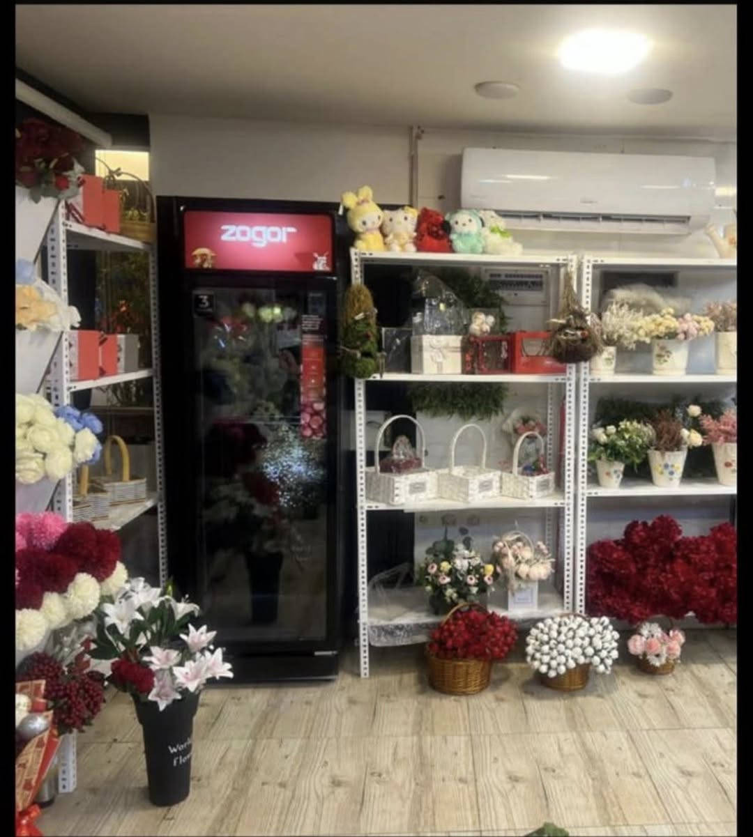 السلام عليكم …متوفر عارضة (ثلاجة)لحفظ الورد وتصلح لحفظ المشروبات الغازية والعصائر وتصلح للحلويات ايضآ استخدام شي بسيط فقط اخت الجديدة السعر 500 الف وبيها مجال بسيط +متوفر رفوف ايضآ سعر الرف 25 الف  للتواصل خاص او الاتصال على الرقم ***********
